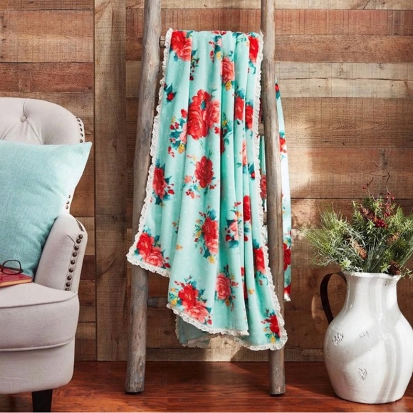 Cheerful Rose Velvet Plush Oversized Throw 50 x 72. - Picture 5 of 7